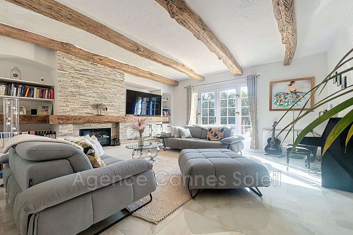 Maison à LA ROQUETTE-SUR-SIAGNE