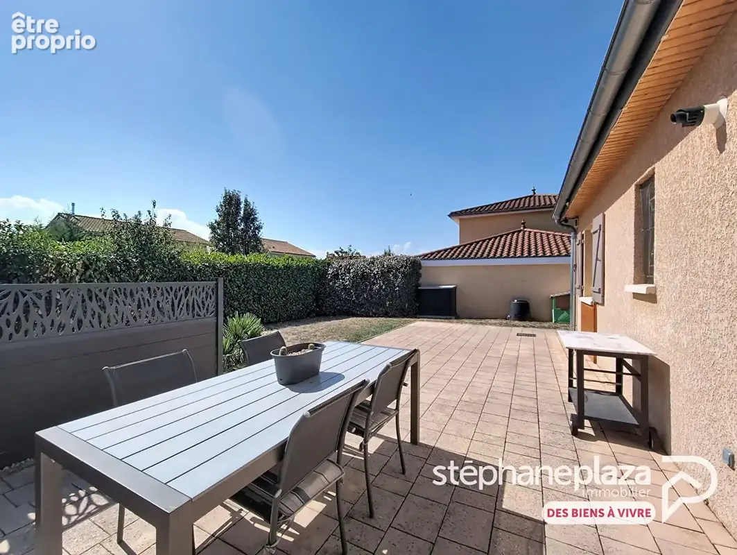 Maison PLAIN-PIED 118.7m² au centre de VILLARS-LES-DOMBES, 4 chambres et terrain aménagé. - photo 3
