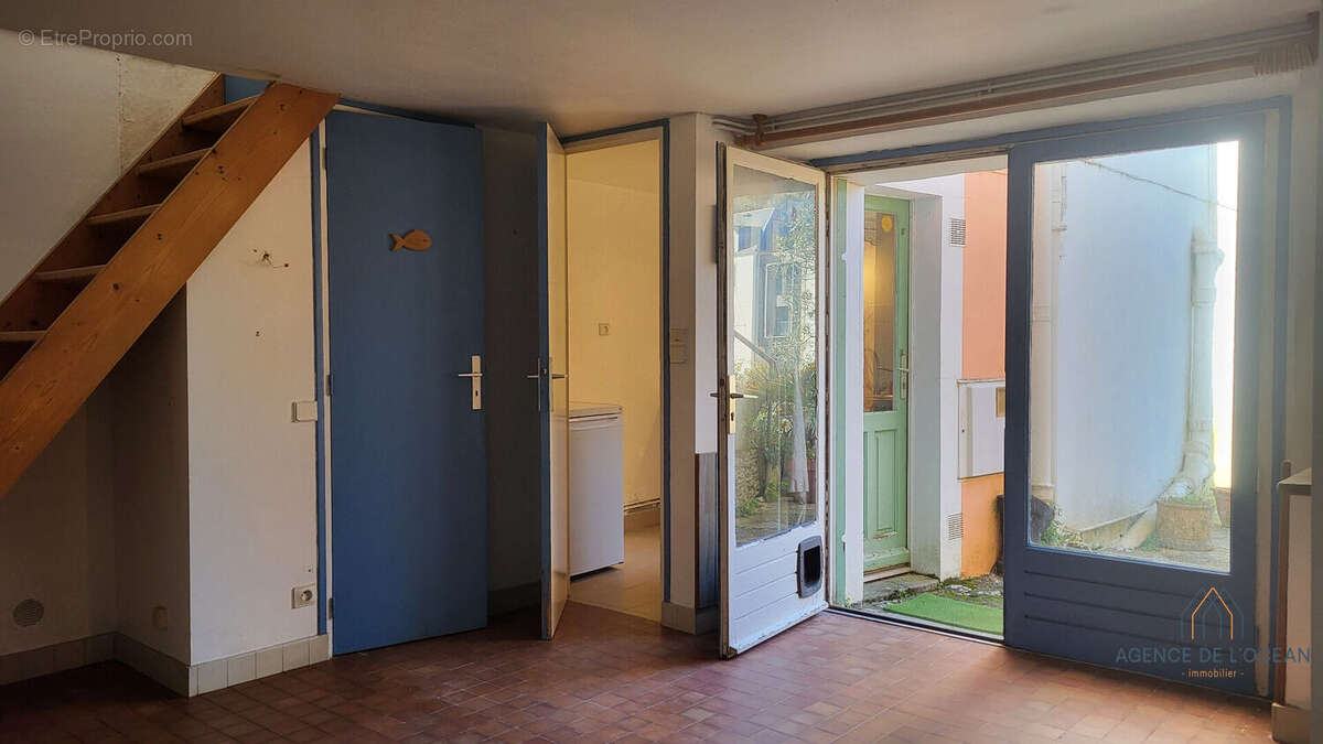 Maison ancienne à rénover au coeur du Palais, face à la mer - photo 2