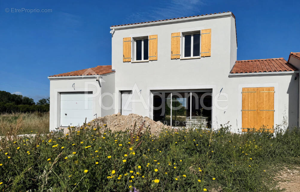 Maison neuve   Séjour traversant et terrasse - photo 3