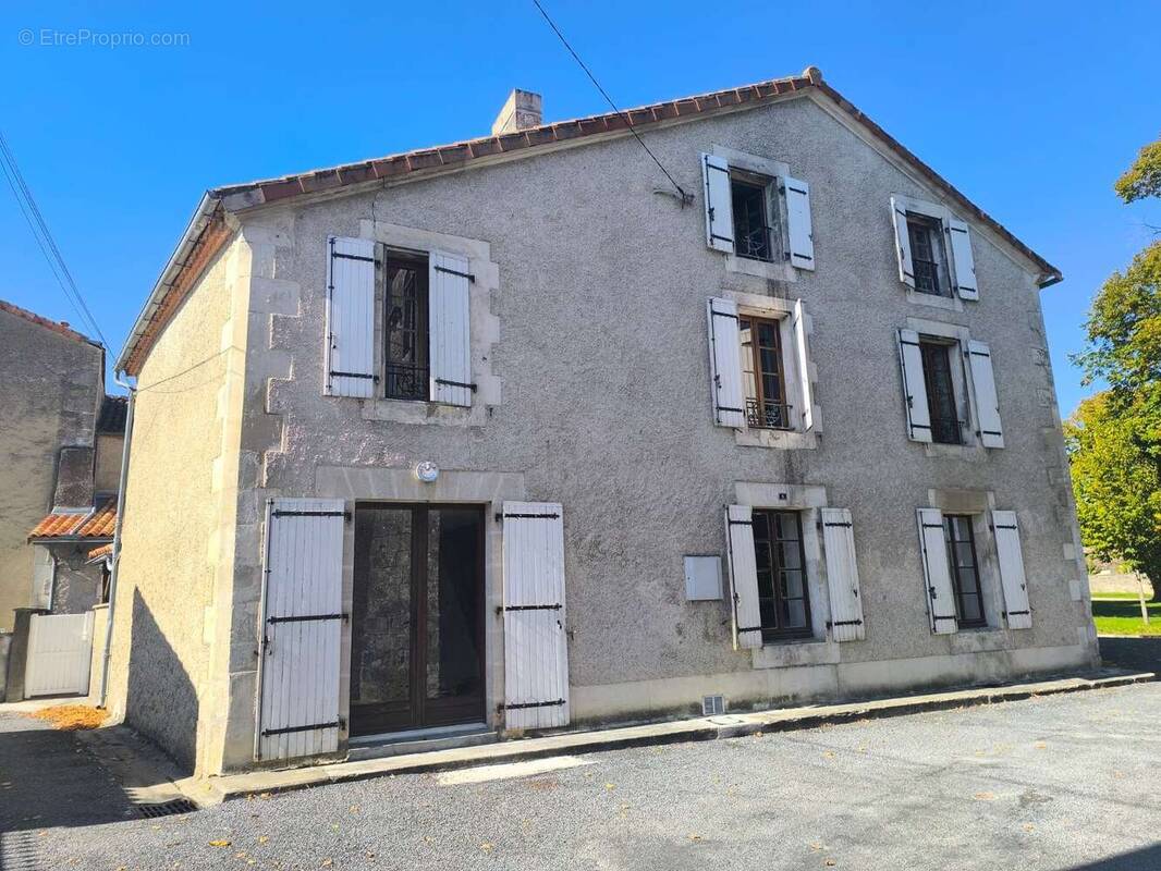 Maison à HIERSAC