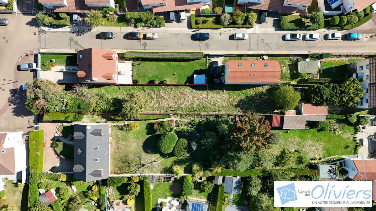 Terrain à VOISINS-LE-BRETONNEUX