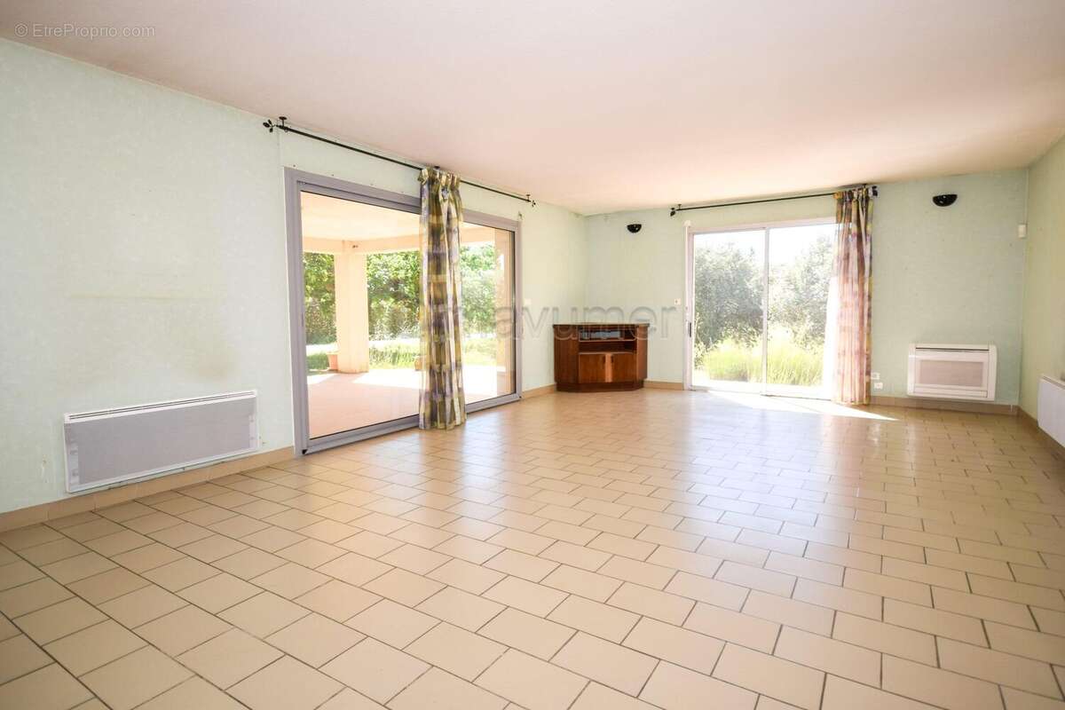 Maison T5 de 170m2  - 2 garages - 3000m2 de terrain - 83400 Cavaillon n°4 - Maison à CAVAILLON