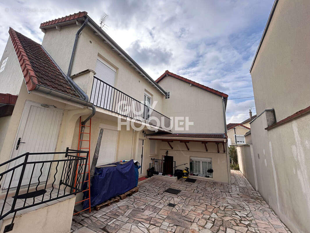 Appartement à LES PAVILLONS-SOUS-BOIS