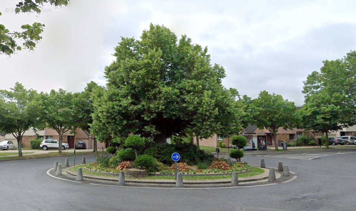 Parking à JOUY-LE-MOUTIER