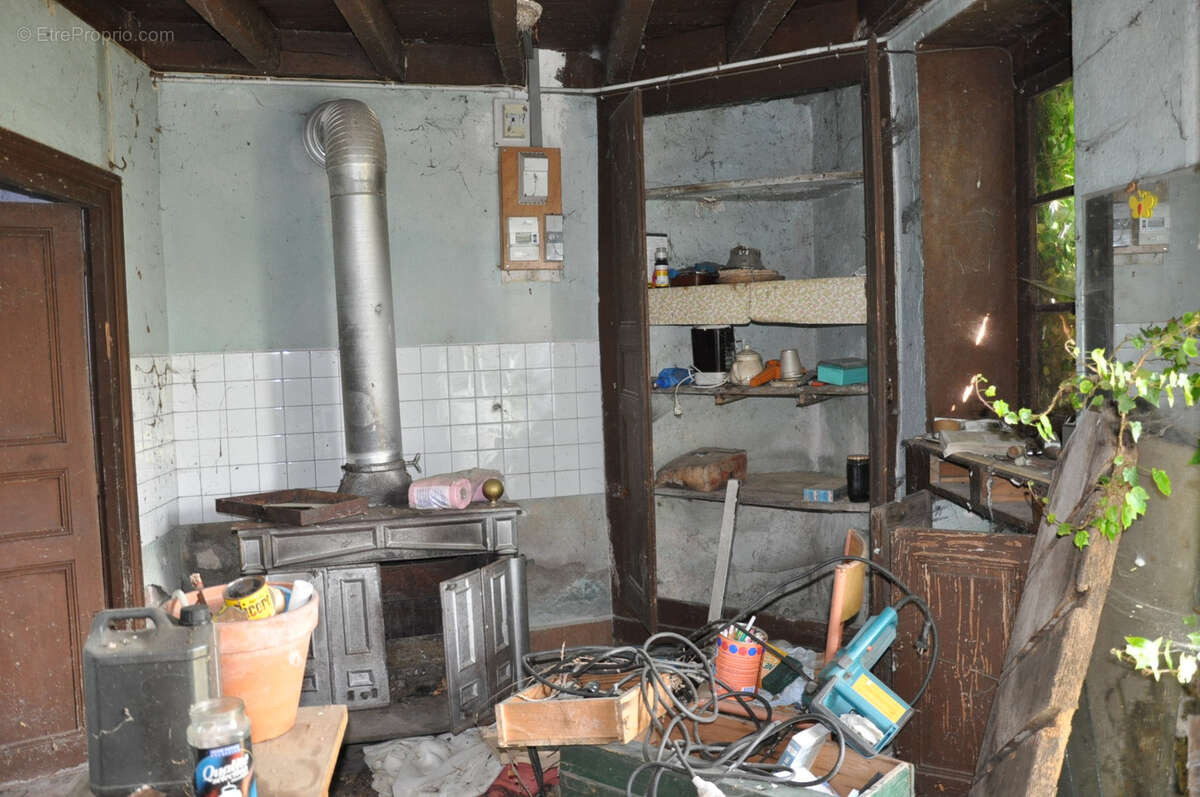 Maison en pierre et pisé à réhabiliter, avec grange et étables aménageables, sur 430 m2 de terrain - photo 7