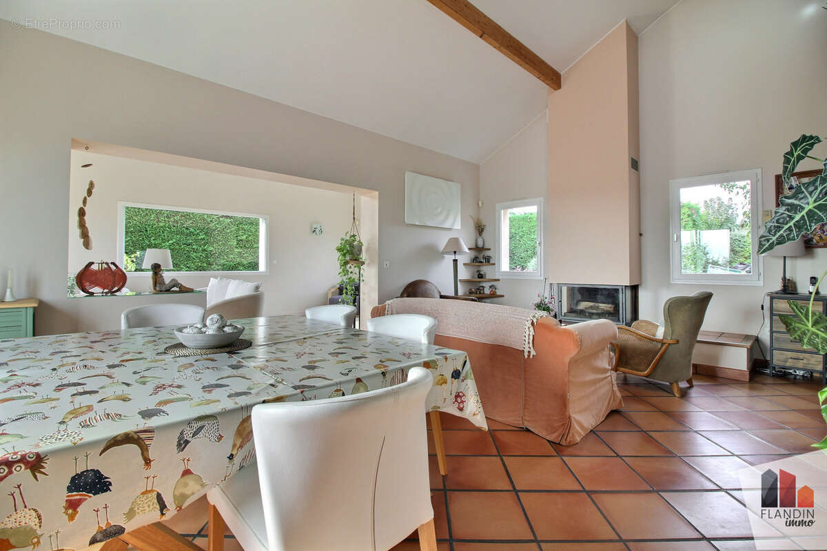 Belle villa traditionnelle de 217m2 habitables sur une parcelle de 1600m2 - photo 8