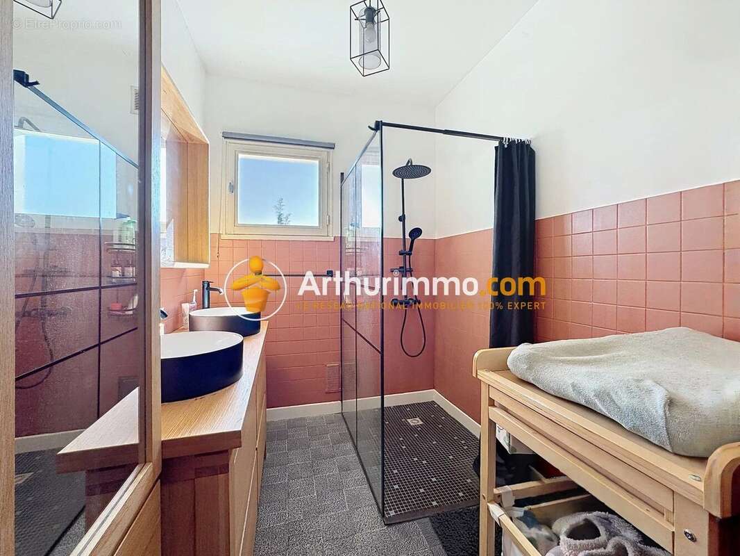 Maison à NIVOLAS-VERMELLE