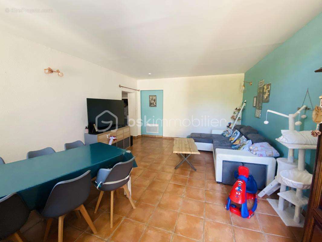 Appartement à SIGNES