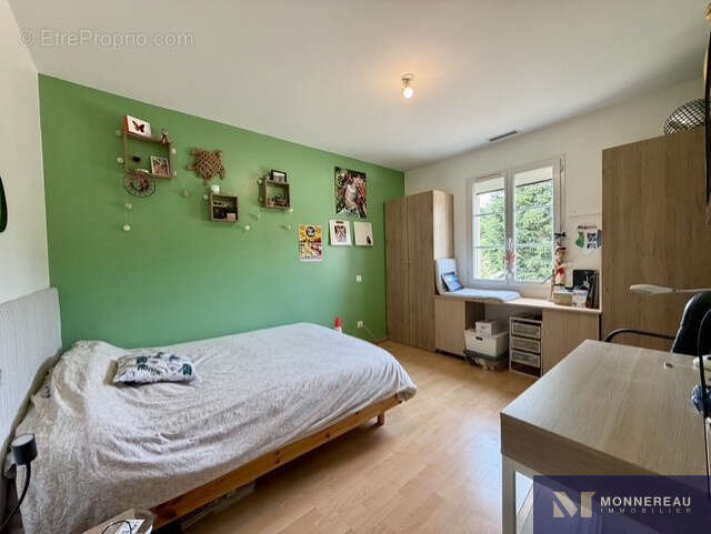 Maison des annees 2000 renove avec bel exterieur, piscine et poolhouse. - photo 7