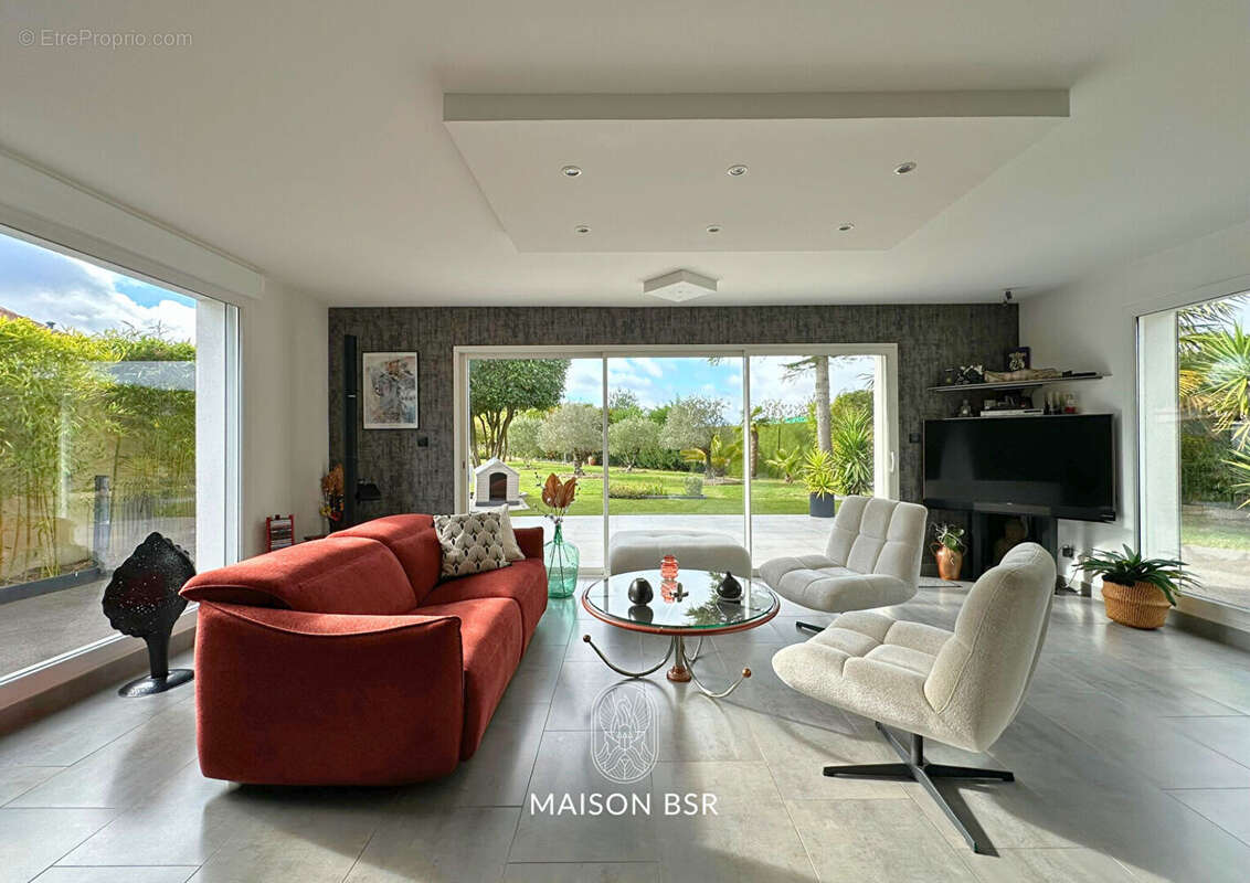 Coup de coeur! Maison de plain pied 117 m2  jardin Paysager de 1256 m2 , jacuzzi et garages. - photo 5