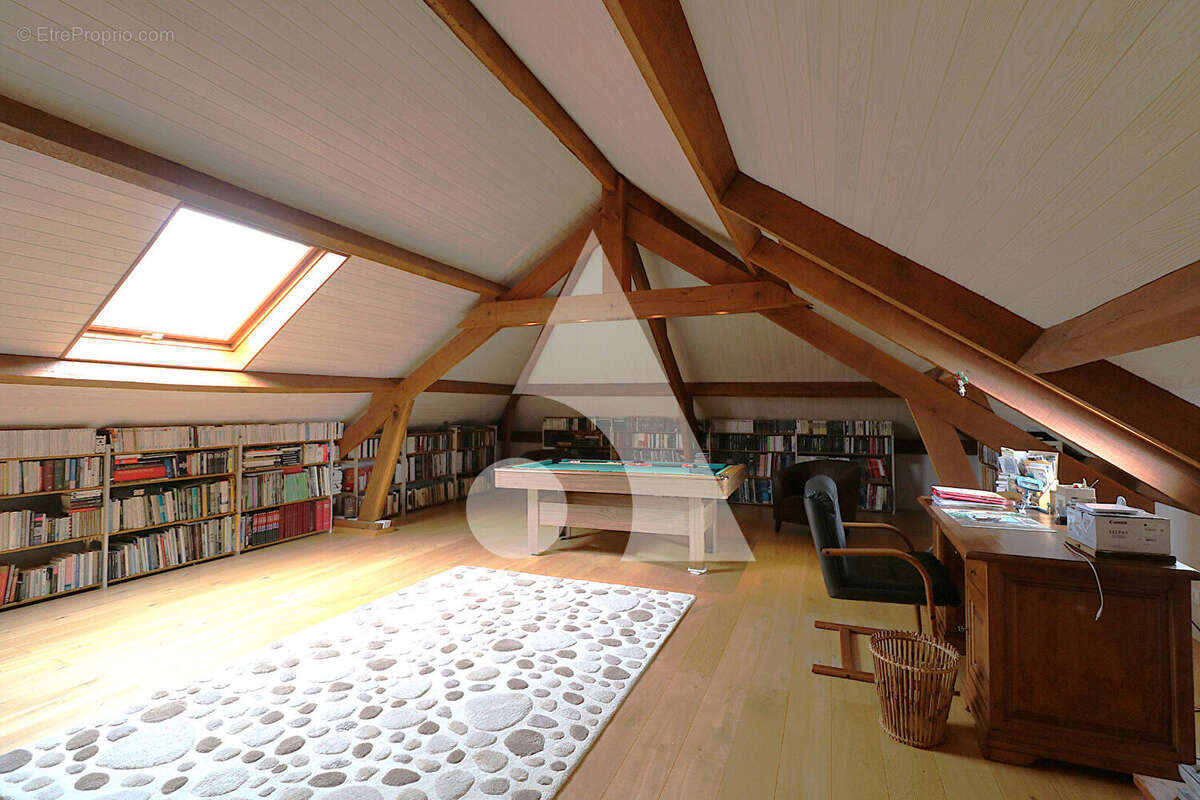 Robuste maison de 7 pièces et 215 m² - photo 5