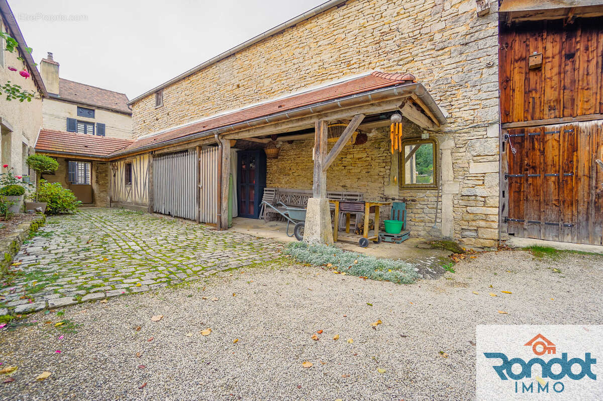 Maison à VILLECOMTE