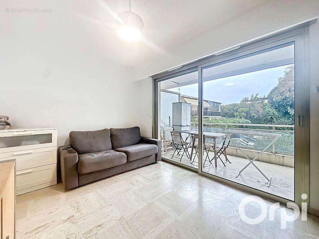 Appartement à SAINT-LAURENT-DU-VAR