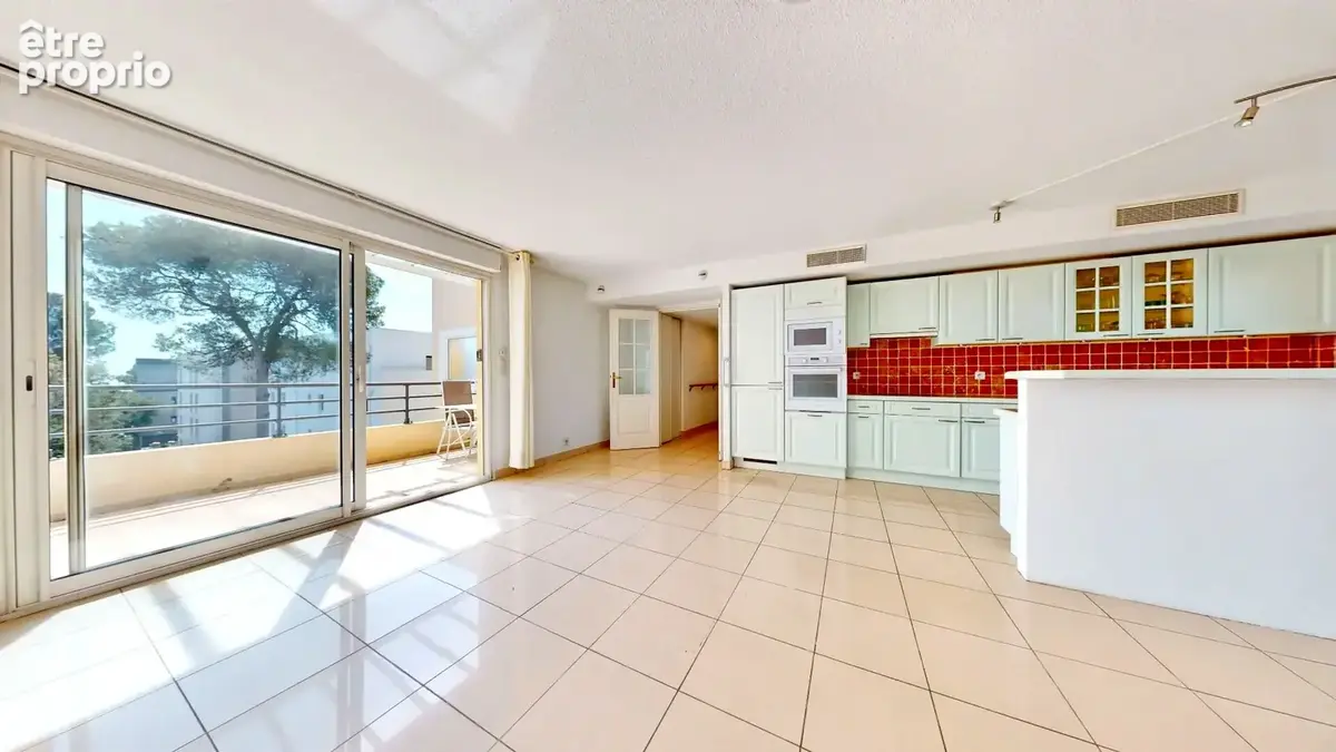 Saint-Aygulf - Appartement Traversant 3 pièces de 71 m2 terrasse panoramique, garage - photo 6