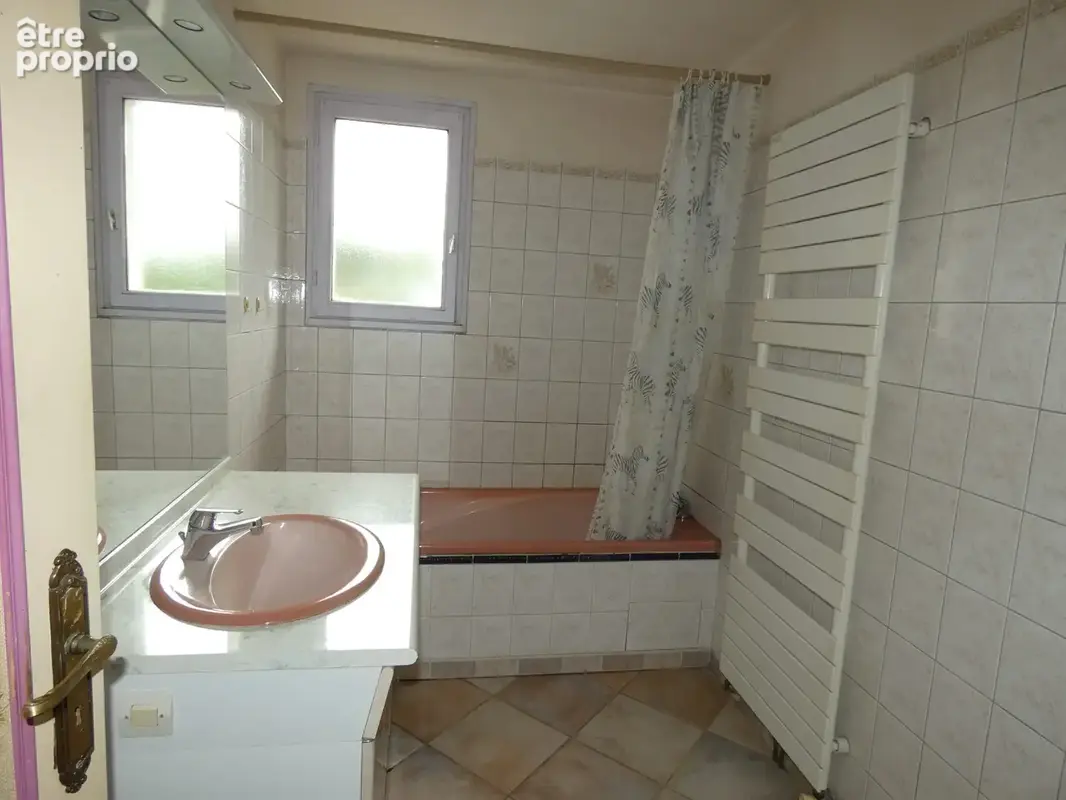 Maison 86 m² à Saint-Yrieix-Les-Bois  - photo 9