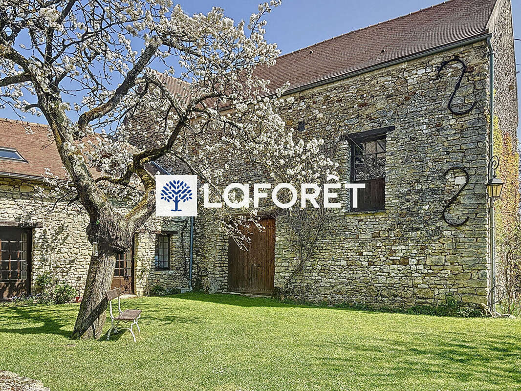 Bâtisse coeur de village avec maison annexe et grange en parfait état - photo 10