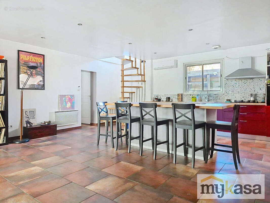 Maison à SAINT-MITRE-LES-REMPARTS