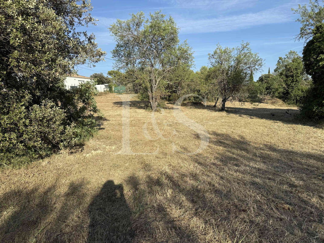 Terrain constructible dans environnement privilégié - photo 2