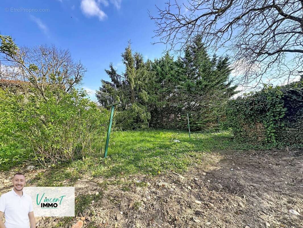 Terrain à CHARVIEU-CHAVAGNEUX