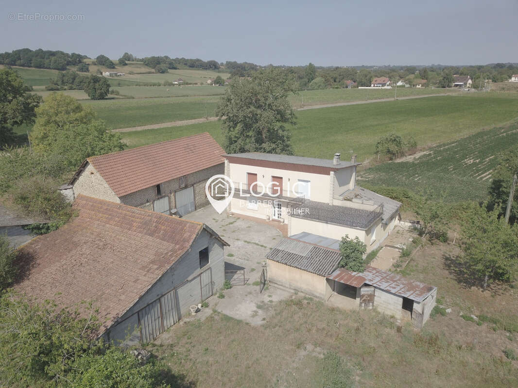 Corps de ferme sur 1,3 hectare avec nombreuses dépendances en bout d'impasse. - photo 2