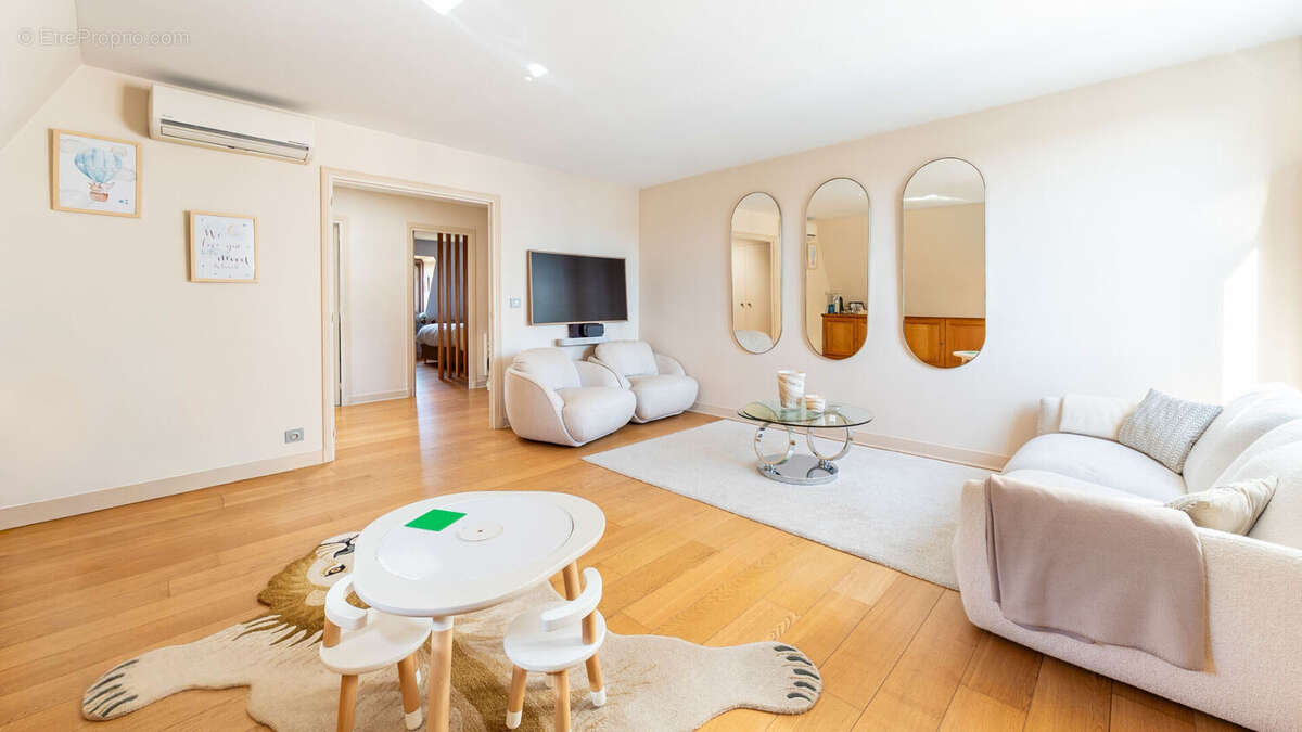 Appartement à PARIS-16E