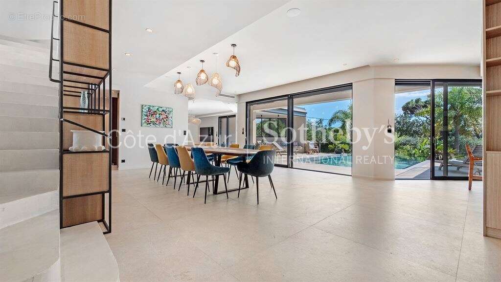 Villa contemporaine d'exception à vendre à Sainte-Maxime: 440 m², 5 chambres, proche plage et centre - photo 5