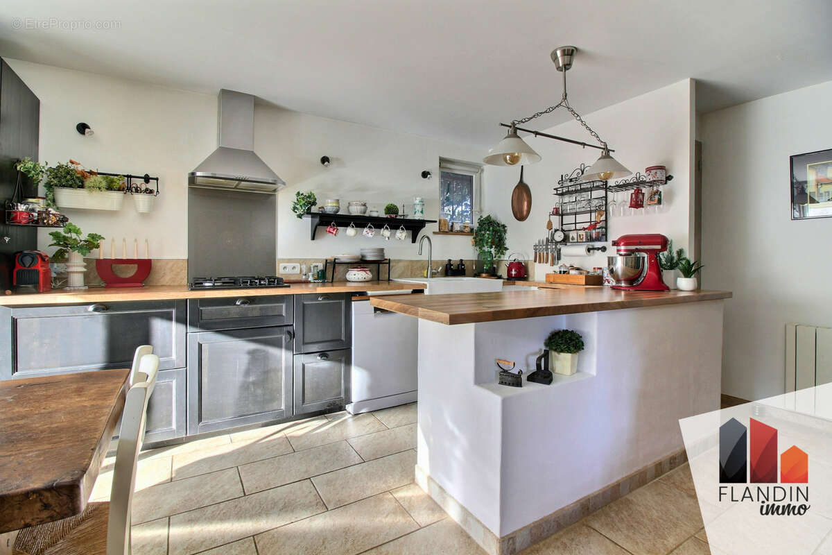 VERNAISON - Maison T3 de 85 m2 avec Jardin, Calme et Vue Dégagée - photo 6