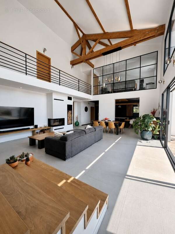 Magnfiique Villa contemporaine de 272 m² avec piscine chauffée et deux logements indépendants. - photo 2