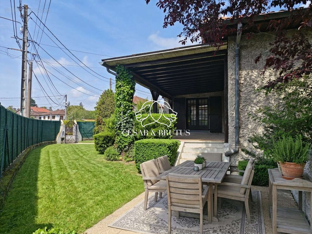 Maison 160 m² à Saint-Genis-Laval  - photo 6