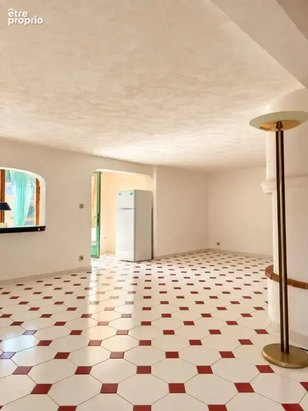Appartement 85 m² à rénover - Quartier d'Anthéor - Belle terrasse avec cuisine d'été - 1 stationnement  - À 200 mètres de la pla - photo 3