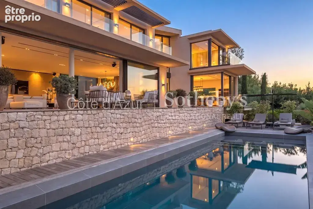 Vallauris, villa d'architecte contemporaine de 433 m² avec cinq suites, piscine miroir - photo 4