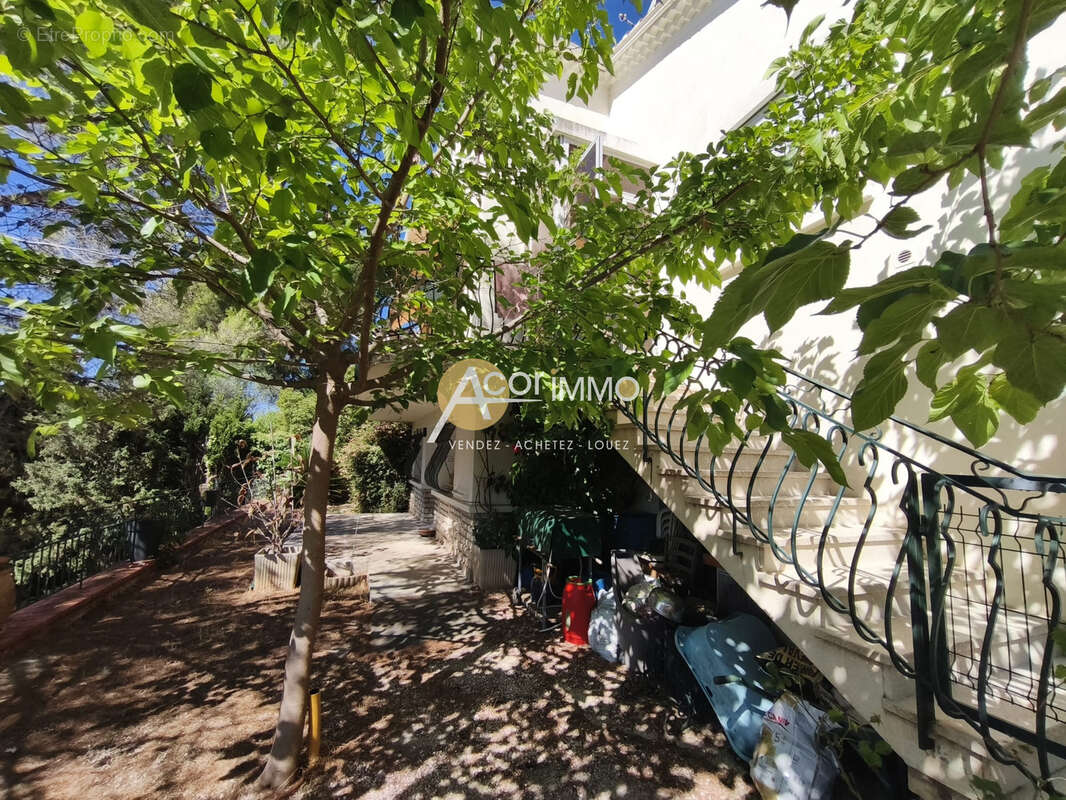 Maison familiale avec deux logements   Vue dégagée   Terrain de 940 m2 - Garage - photo 7