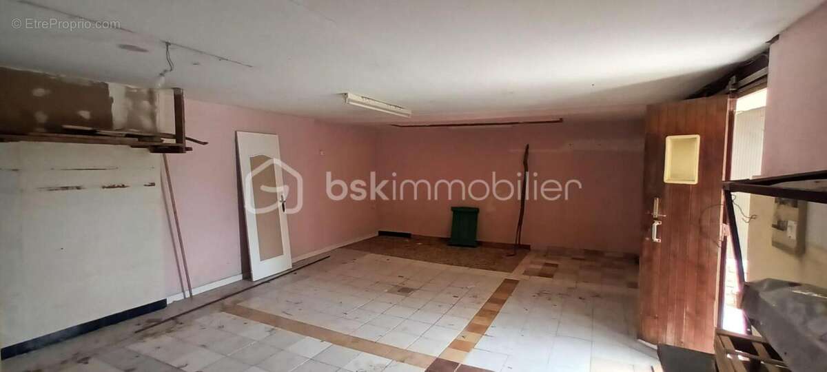 Maison de plain pied de 70m2,grenier amenageable de 70m2, dependances, garage + cour fermee - photo 16