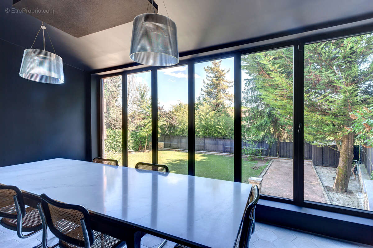 Elégante meulière de 12 pièces sur un terrain de 492 m² - photo 3