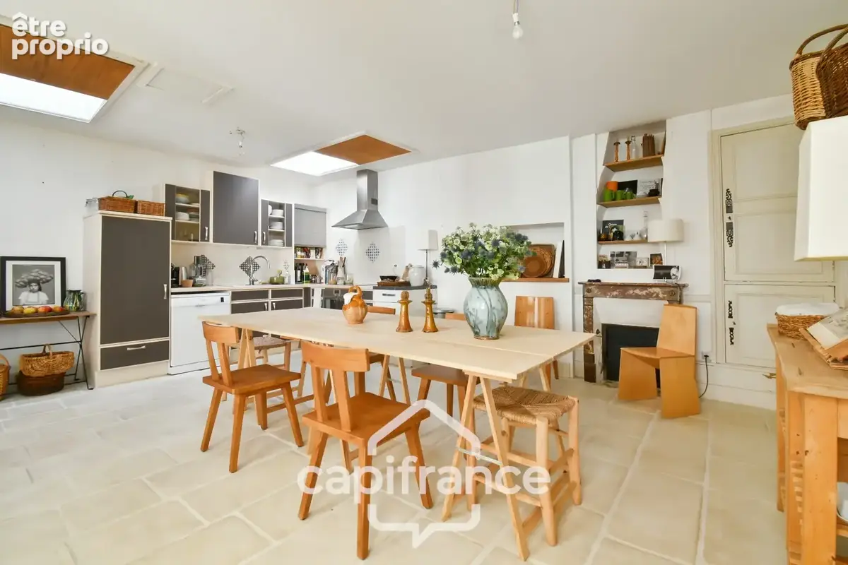 En CHARENTE MARITIME, A SAINT JEAN D'ANGELY (17), Maison de caractère à vendre 12 pièces  avec jardin, proche commerces - photo 3