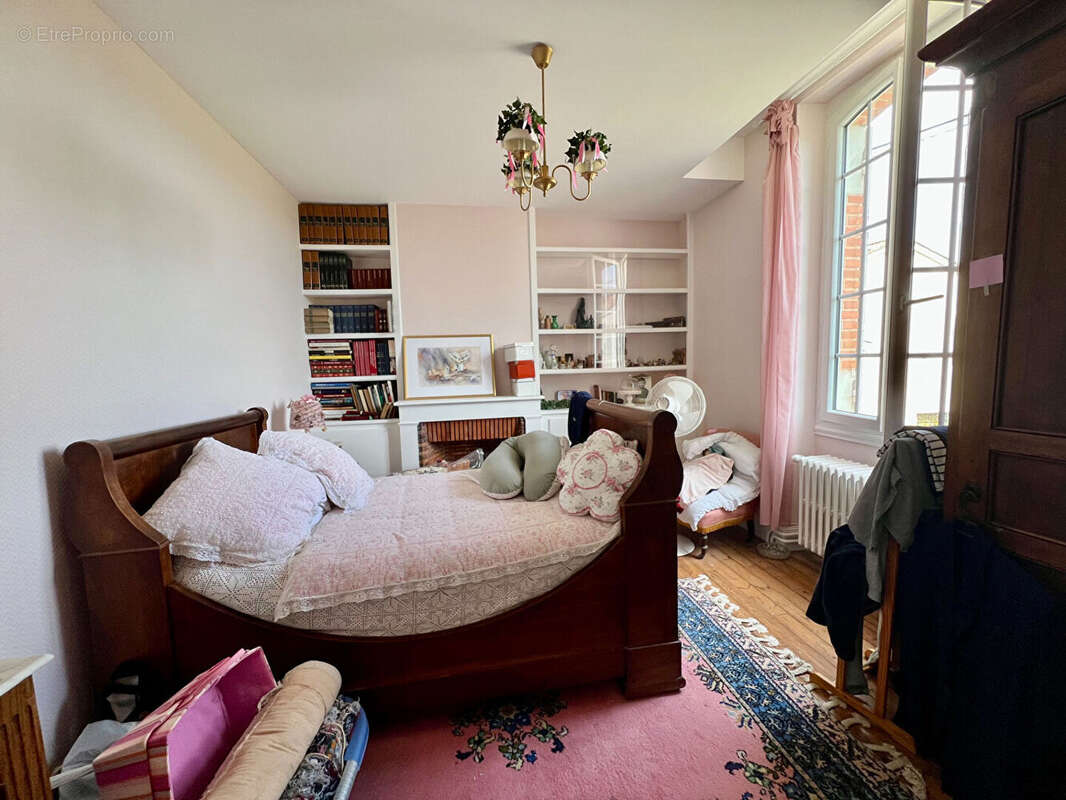 Découvrez cette agréable maison de ville entièrement rénovée récemment, offrant environ 142 m² habitables et un cadre de vie pra - photo 13
