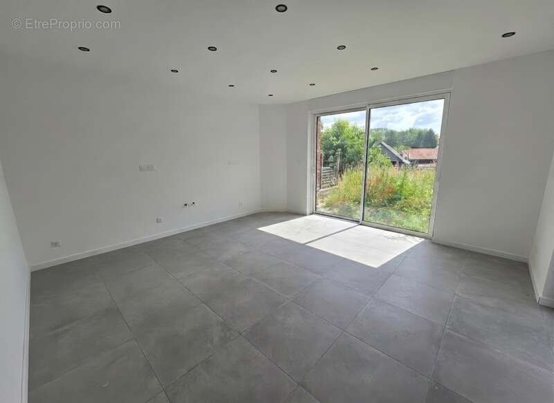 THIANT (59) -  Vente maison INDIVIDUELLE rénovée avec 2 chambres , cour , terrasse et terrain clos  - photo 2