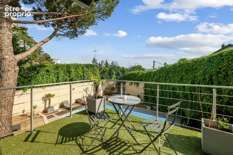 Champagne au Mont d’Or : maison familiale de 208 m2, 5 chambres, piscine, jardin paysager et terrasses. - photo 12