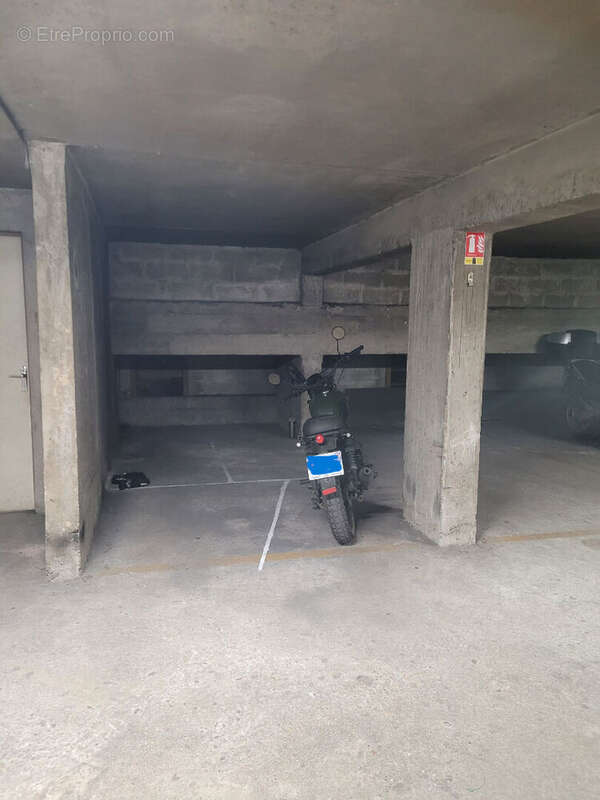 Parking à PARIS-12E