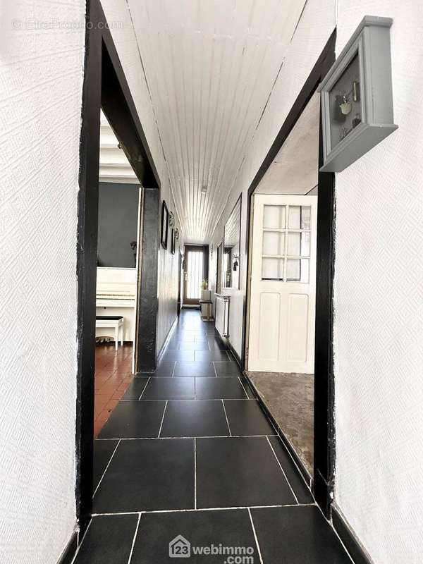 L'entrée distribue ... - Maison à MARCHAIS