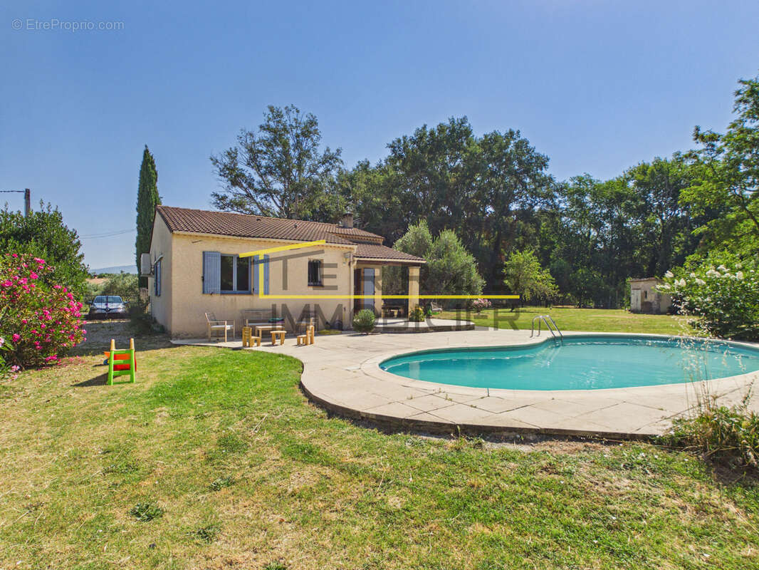 Villa de plain-pied agrémentée de sa piscine et de son cadre préservé au coeur de l'Enclave des papes! - photo 12