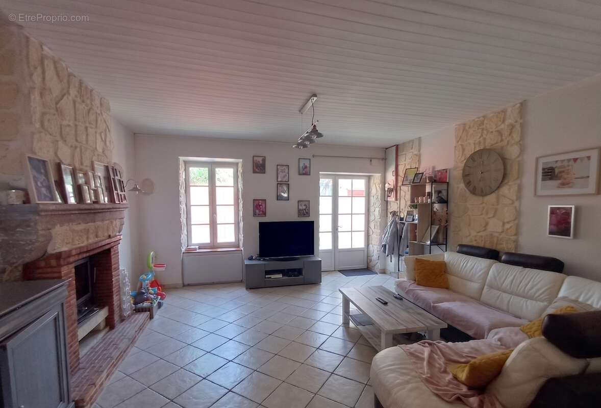 Maison à LA CHAIZE-LE-VICOMTE