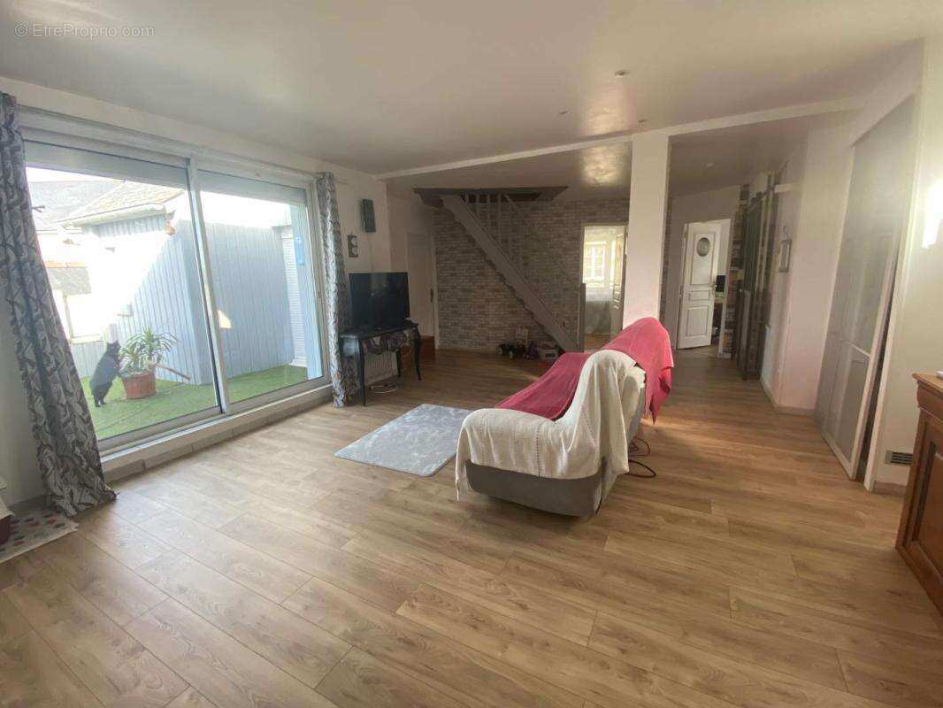 Appartement 338 m² à Fougeres  - photo 7