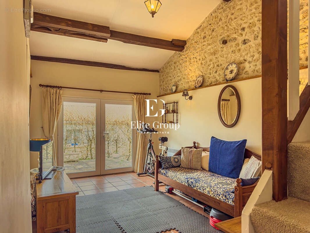 Maison à MONTMOREAU-SAINT-CYBARD