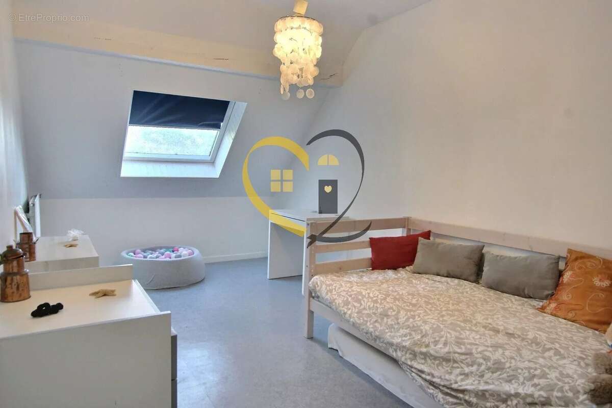 Maison Mehun sur Yèvre  85 m² – 3 chambres – Jardin clos et garage – 122 900 € - photo 8