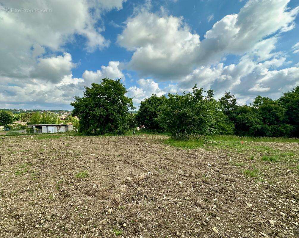 Terrain à MAGNAC-SUR-TOUVRE