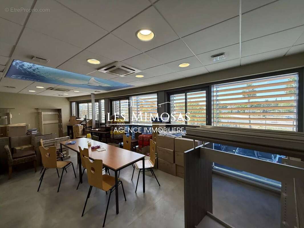 Commerce à ROQUEBRUNE-SUR-ARGENS