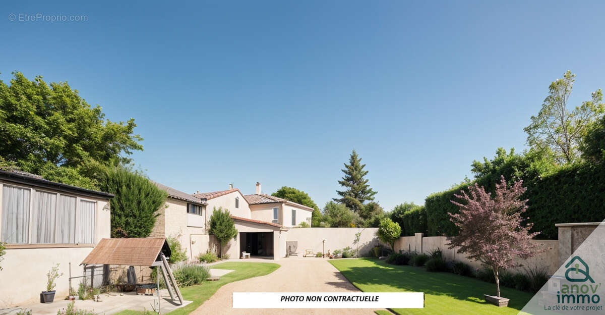 Maison à MONTMOREAU-SAINT-CYBARD