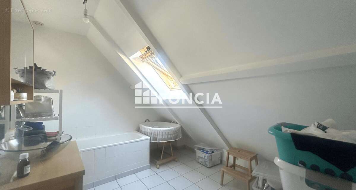 Maison familiale de 160 m2 au sol, quartier calme , proche de toutes les commodités - photo 8